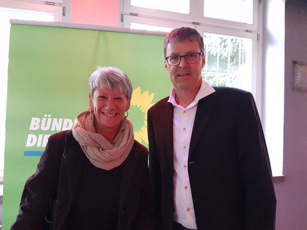 Die Grünenkandidatin Catherine Kern feiert gemeinsam mit dem Kollegen Thomas Fick aus dem Wahlkreis Heilbronn. Sie freut sich über die eine Prognose, die leicht über den Umfragewerten liegt.