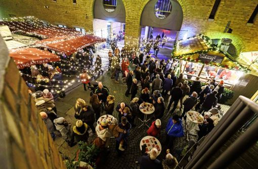 Je nach Wetterlage und Wochentag ist der Fellbacher Weihnachtsmarkt  unterschiedlich besucht – Andrang gibt es vor allem bei den  Ständen mit Essen und Trinken. Foto: Julian Rettig