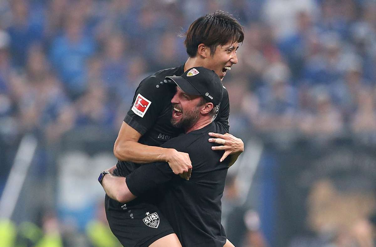 Trainer Sebastian Hoeneß feiert mit Hiroki Ito den Klassenverbleib.