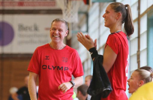 Gute Laune bei der SG BBM: Trainer Jakob Vestergaard und Xenia Smits, die er auch schon in der deutschen Nationalmannschaft trainierte. Foto: Pressefoto Baumann/Julia Rahn
