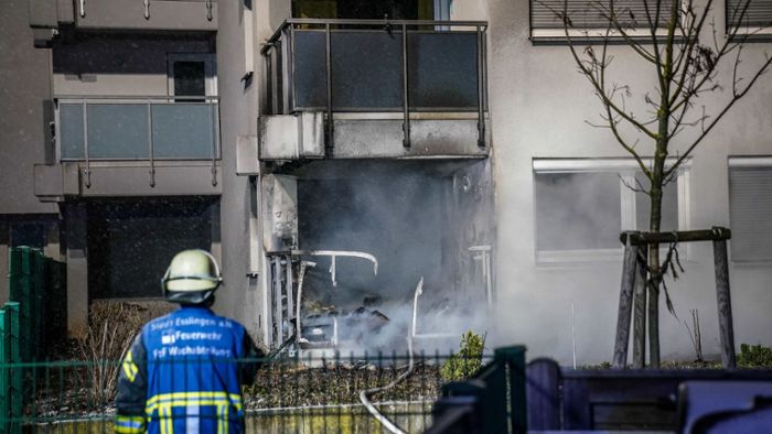 Balkonbrand greift auf angrenzende Wohnung über – 100.000 Euro Schaden