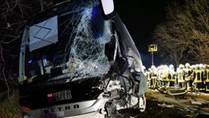 Baustellenfahrzeug kracht in Reisebus – viele Verletzte