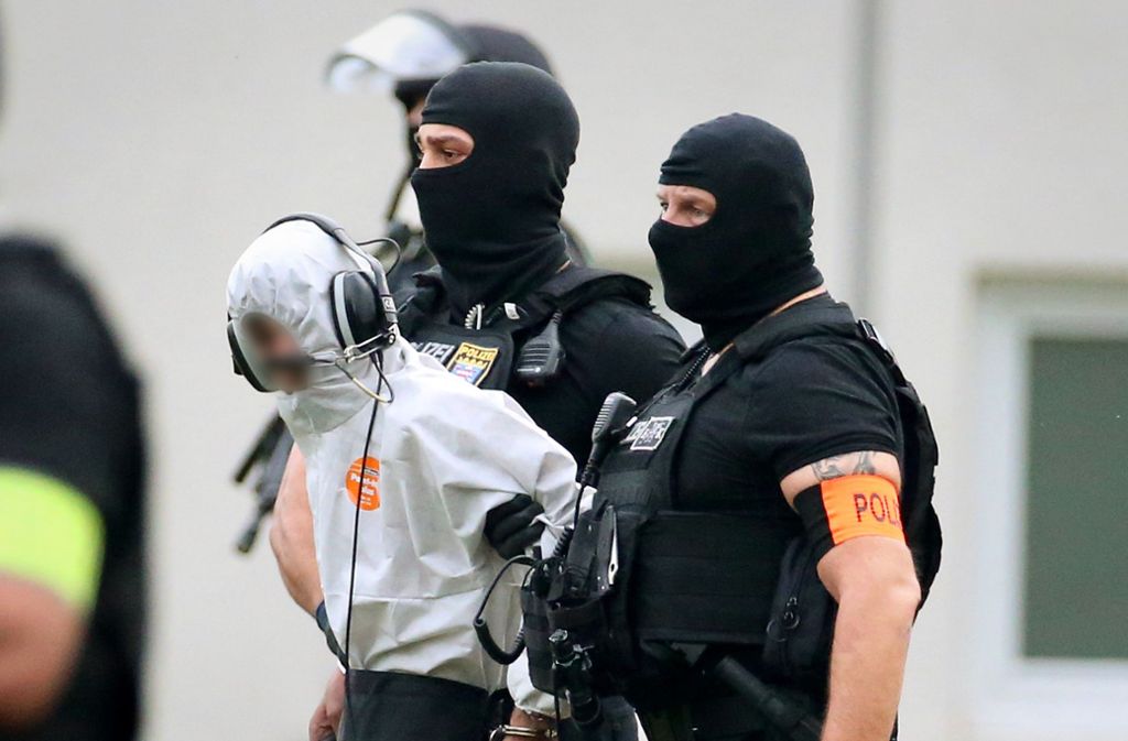 Hessische Polizisten führen Ali B. nach der Übernahme in Deutschland ab. Foto: dpa