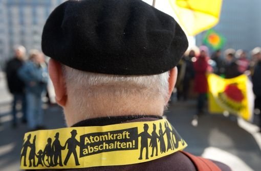 Am Samstag wollen Atomkraftgegner eine Menschenkette von Neckarwestheim bis nach Stuttgart bilden. Foto: dpa