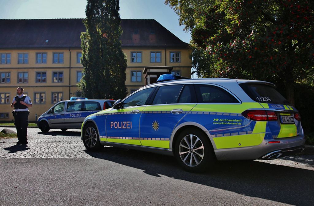 Polizisten riegeln das Zentrum für Psychiatrie in Winnenden ab.