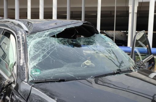 Der VW Tiguan wurde bei dem Unfall in Stuttgart stark beschädigt. Foto: 7aktuell.de/Frank Herlinger
