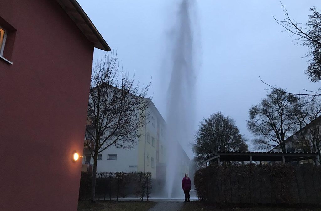 Haushoch schießt das Wasser in der Fasanenhofstraße nach oben –