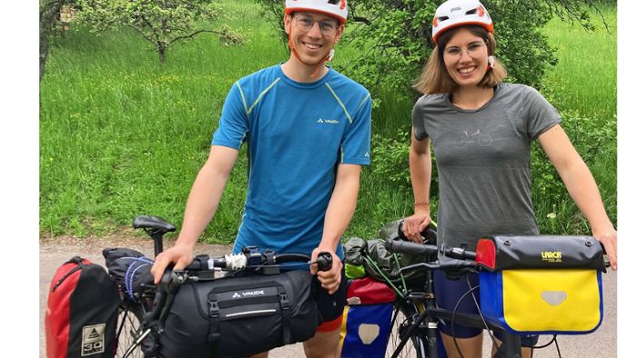 Junges Paar fährt mit dem Rad zum Nordkap 