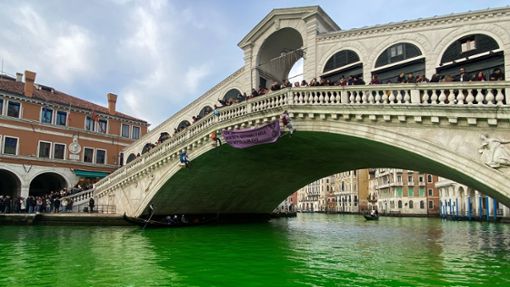 Rialto-Brücke in Venedig: Klima-Aktivisten haben den Canal Grande grün gefärbt. Foto: dpa/---