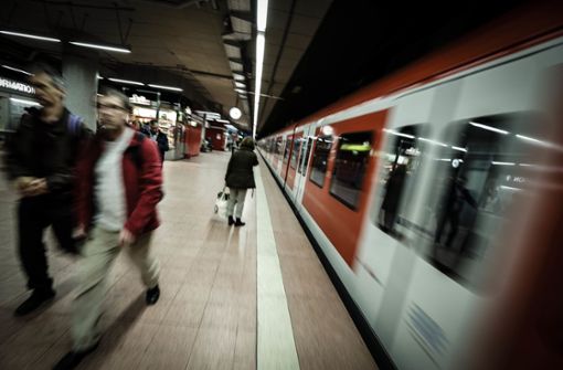 Die Tat geschah in einer S-Bahn der Linie S1. (Symbolbild) Foto: Leif Piechowski /PPfotodesignJunge Frau unsittlich berührt – Polizei sucht Zeugen