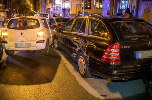 Die Fahrerin des Renault Twingo beschädigte im Stuttgarter Osten drei geparkte Fahrzeuge. Foto: 7aktuell.de/Andreas Werner/7aktuell.de | Andreas Werner
