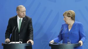 Deutschland, Türkei, Frankreich und Russland wollen zu einem Gipfeltreffen zum Syrienkonflikt zusammenkommen, verkündeten Recep Erdogan und Angela Merkel. Foto: AP