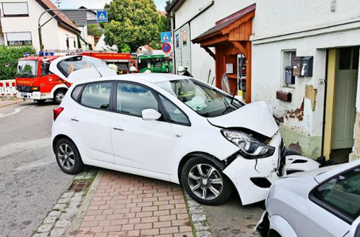 Außer der Hauswand wurde bei dem Unfall in Winnenden-Hertmannsweiler  offenkundig auch ein geparktes Fahrzeug in Mitleidenschaft gezogen. Foto: 7aktuell/Kevin Lermer