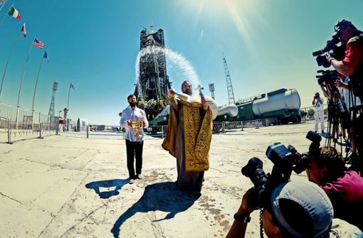 Ein orthodoxer Priester segnet die Sojus-Rakete, mit der Alexander Gerst fliegt. Foto: Esa