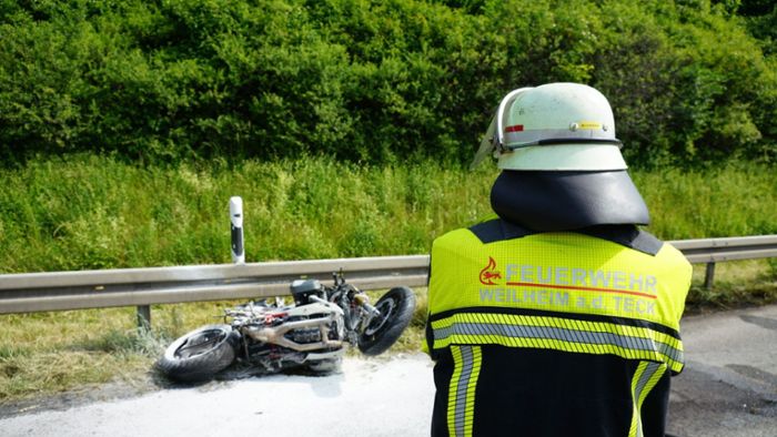 Autobahn stundenlang gesperrt: Mann stirbt bei Motorradunfall auf der A 8 bei Kirchheim