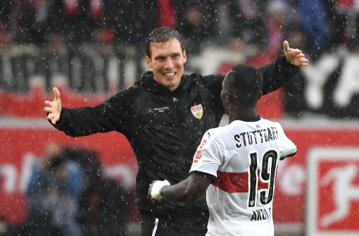 VfB-Coach Hannes Wolf freut sich mit Chadrac Akolo über dessen Treffer. Foto: dpa