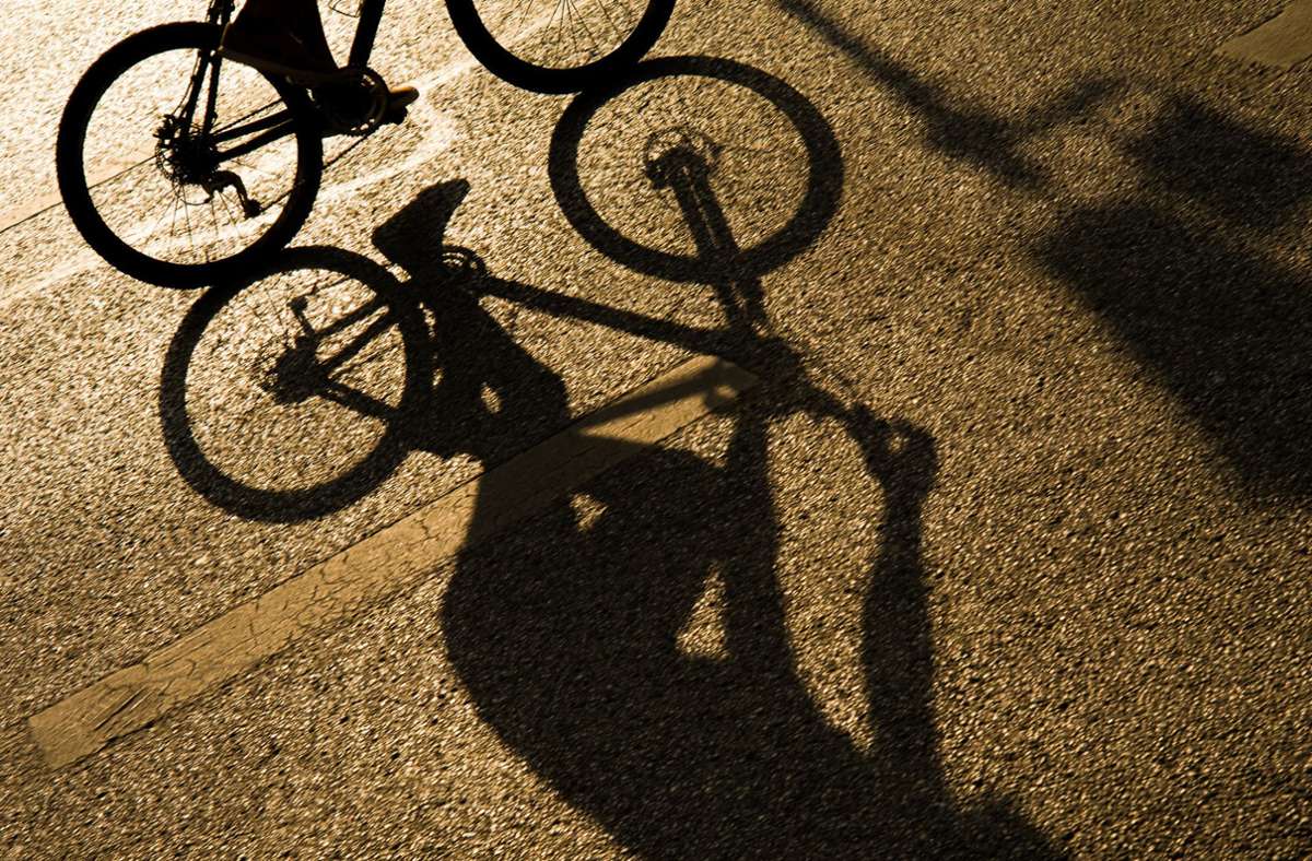 Der Junge, der in Weilimdorf in einen Unfall verwickelt war, trug einen Fahrradhelm. Foto: dpa/Peter Kneffel