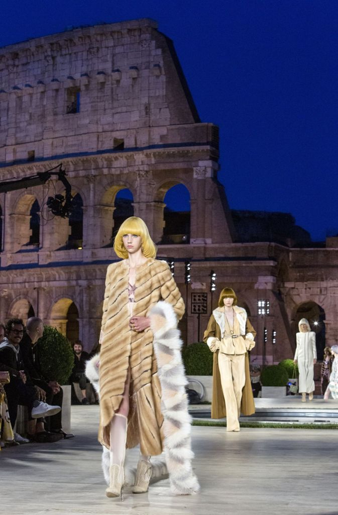 Das italienische Traditionshaus finanziert mit 2,5 Millionen Euro die Restaurierung des Tempels der Venus und der Roma, auf den die Models am Donnerstag zuschritten.