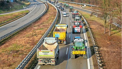 Die Bauernproteste legten auch auf der Autobahn im Landkreis Esslingen den Verkehr zeitweise lahm. Foto: Roberto Bulgrin