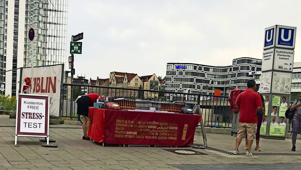 Stadt sind Hände gebunden: Ärger über Scientology-Stand  am Mailänder Platz