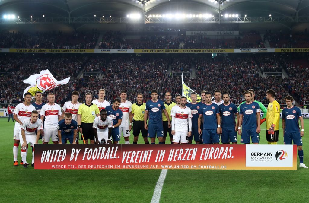 Vor dem Spiel posierten beide Mannschaft vor dem Slogan „United by Football“. Eine Aktion für die deutsche EM-Bewerbung 2024.