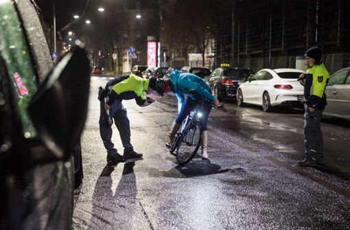 Die Polizei hat am Donnerstag in der Früh ein Auge auf die Beleuchtung der Pendler auf zwei Rädern. Foto: Lichtgut/Julian Rettig