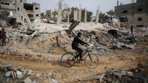 Die Ruinen eines Wohnhauses nach einem israelischen Luftangriff in Rafah: Trotz der Bedenken liefert Washington weiter Waffenhilfe in Milliardenhöhe an Israel. Foto: Hatem Ali/AP/dpa