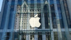 Das Apple-Logo in Fifth Avenue in New York. Apple will ins Streaming-Geschäft eingreifen. (Symbolfoto) Foto: AFP