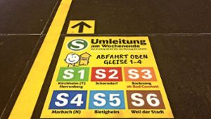 Mit diesen Bodenmarkierungen weist die Bahn auf die Umleitungen für S-Bahnfahrgäste an den Wochenenden bis Mitte Februar hin. Foto: DB
