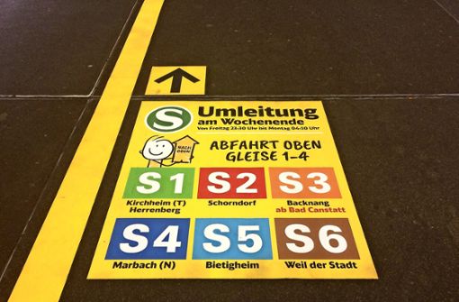 Mit diesen Bodenmarkierungen weist die Bahn auf die Umleitungen für S-Bahnfahrgäste an den Wochenenden bis Mitte Februar hin. Foto: DB