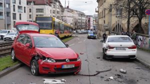 Auto kommt von der Straße ab – eine Person verletzt