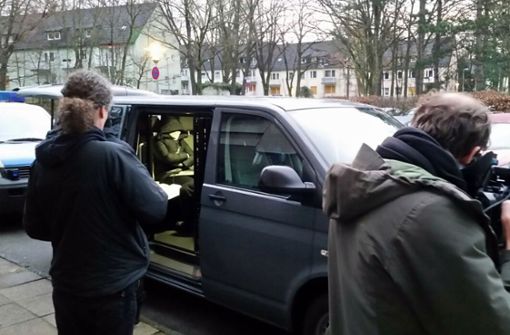 Polizisten verhaften im Zuge einer Razzia in Berlin eine Person. Foto: dpa
