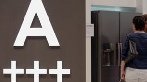 Einen energieeffizienten Kühlschrank sehen sich Besucher auf der Elektronikmesse Ifa in Berlin an. Verbraucher sollen energiesparende Waschmaschinen, Kühlschränke und Fernseher künftig einfacher erkennen können. Foto: dpa