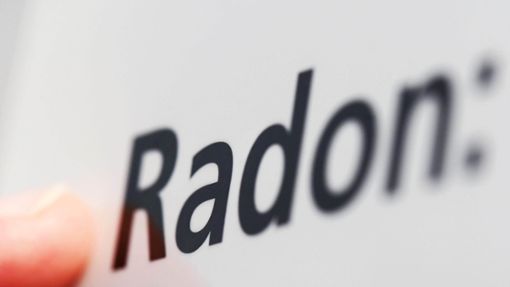 Beim Karlsruher Institut für Technologie (KIT) ist auf einem Plakat das Wort Radon zu lesen. Foto: dpa/Uli Deck