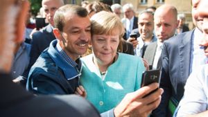 Selfie mit einem Flüchtling im September 2015: Merkels Willkommensgesten haben den Flüchtlingszustrom erst so richtig angefacht Foto: dpa