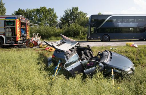 Bei einem Bus-Unfall in Thüringen sind mehrere Menschen teils schwer verletzt worden. Foto: Michael Reichel/dpa