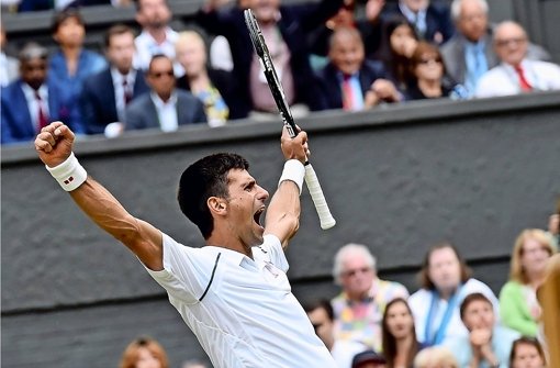 Jubel nach dem dritten Sieg in Wimbledon: Novak Djokovic Foto: dpa