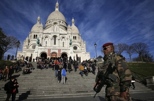 Paris gleicht auch an Weihnachten einer Festung. Muslime setzten nun ein deutliches Zeichen gegen den islamistischen Terror. Foto: AP