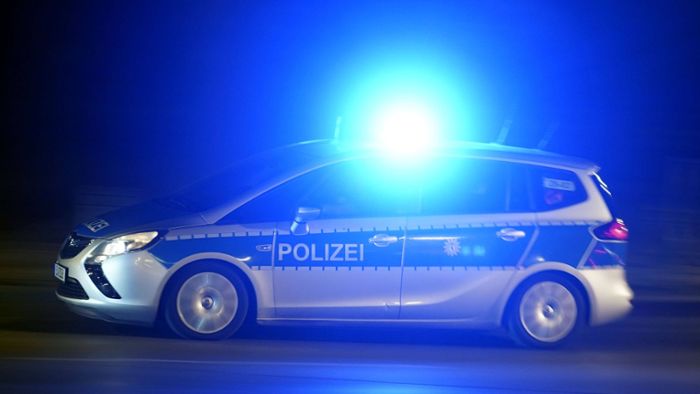 A8 zwischen Degerloch und Flughafen/Messe: Autofahrer versucht Unfallgegner umzufahren und flüchtet