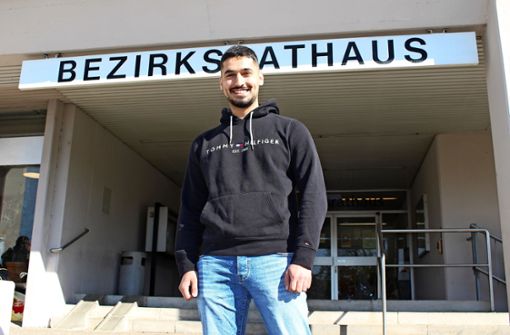 Yusuf Alp Ay macht bei der Stadt Stuttgart eine Ausbildung zum Verwaltungswirt im mittleren Dienst. Aktuell lernt der 22-Jährige aus Ostfildern-Scharnhausen im Bezirksrathaus in Plieningen. Foto: Caroline Holowiecki