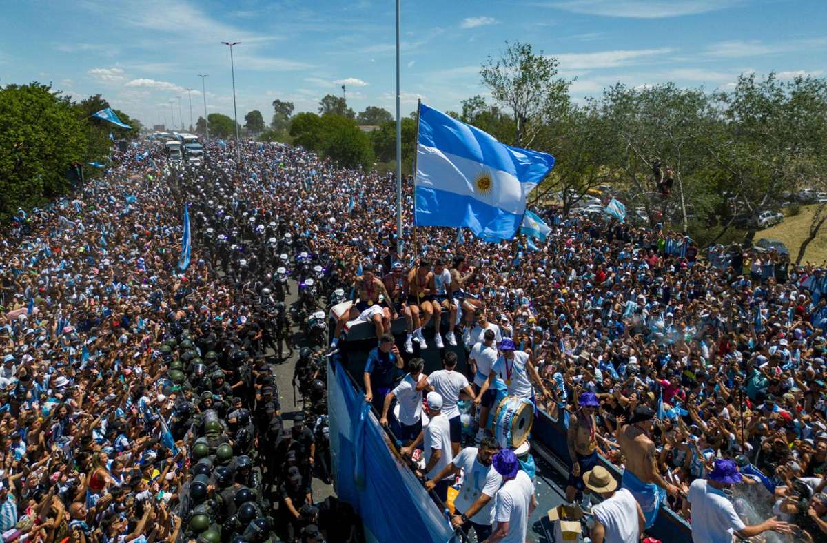 Die Weltmeister lassen sich in Buenos Aires feiern. Foto: AFP/TOMAS CUESTA
