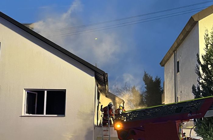 Feuer in Leinfelden-Echterdingen: Heiße Asche verursacht Brand in Mehrfamilienhaus