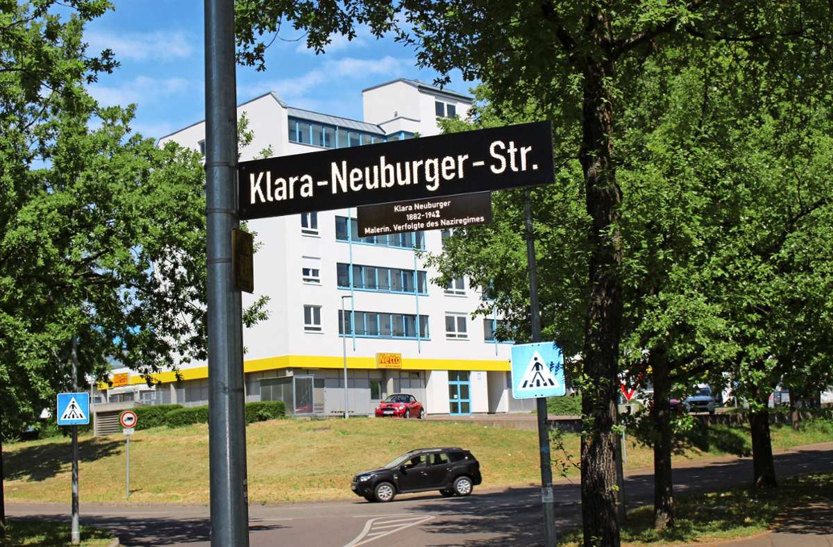 Auch die neue Version des Schildes in Riedenberg ist falsch: Die jüdische Malerin Klara Neuburger  ist 1945 gestorben Foto: Caroline Holowiecki