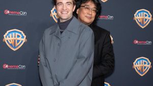Robert Pattinson und Regisseur Bong Joon-ho (re.) machen Faxen in Las Vegas. Foto: getty/Shy McGrath / WireImage