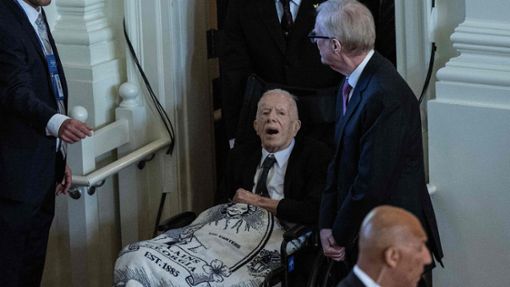 Jimmy Carter ließ es sich nicht nehmen, an der Trauerfeier für seine Frau Rosalynn teilzunehmen. Foto: AFP/ANDREW CABALLERO-REYNOLDS