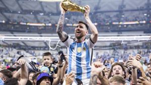Da ist das Ding: Lionel Messi am Ziel seiner Träume. Foto: dpa/Tom Weller
