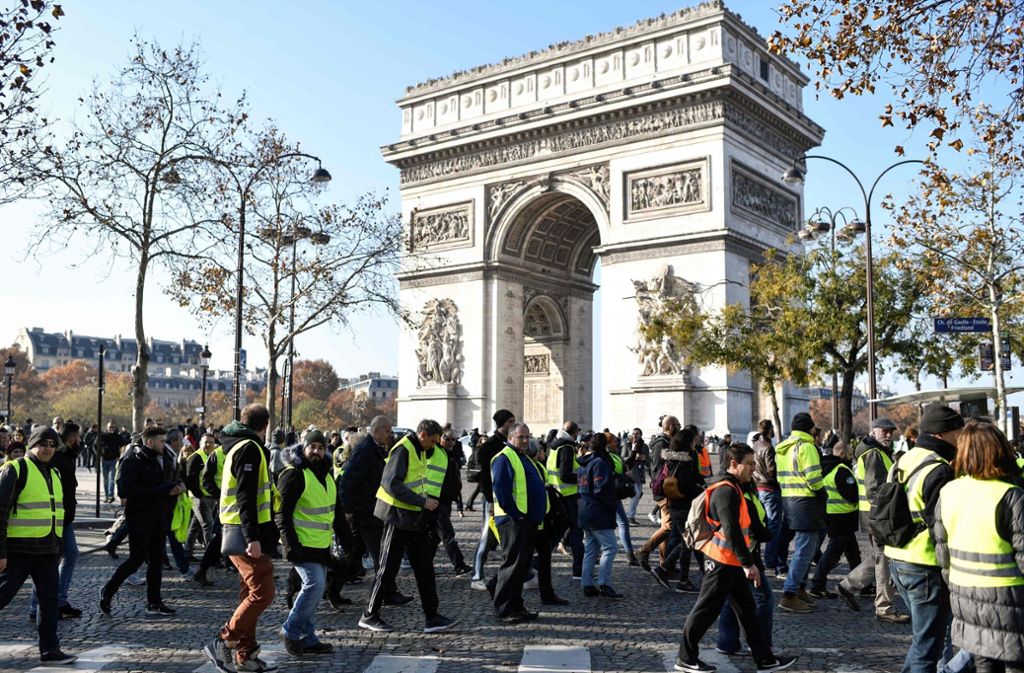Bei Protesten gegen höhere Spritpreise ist in Frankreich eine Frau ums Leben gekommen.