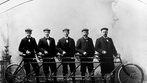 Die Opel-Brüder Ludwig, Fritz, Heinrich, Wilhelm und Carl (von links) mit dem „Quintuplet“ im Jahr 1885. Vier Jahre   danach bauten  Carl und Wilhelm den ersten Opel-Patent-Motorwagen. Foto: Opel