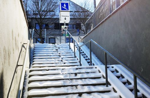 Am Möhringer Bahnhof ist die Treppe zur  Unterführung auch am Donnerstag nur etwas für Wagemutige. Foto: weih