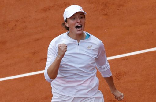 Iga Swiatek kann sich über ihren ersten Grand-Slam-Titel und ein Preisgeld von 1,6 Millionen Euro freuen. Foto: AP/Christophe Ena